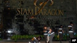 Tim forensic dari kepolisian Thailand menginvestigasi lokasi ledakan di sekitar pusat perbelanjaan Siam Paragon di Bangkok (1/2).