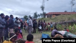 Sejumlah masyarakat di Kabupaten Intan Jaya, Papua, mengerumuni jenazah seorang warga sipil yang tewas ditembak kelompok bersenjata pada 30 Mei 2020 lalu. (foto ilustrasi: Polda Papua)