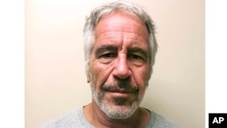 Amerikalı milyarder Jeffrey Epstein, reşit olmayan çok sayıda kız çocuğuna cinsel taciz ve seks amaçlı insan kaçakçılığı yapmaktan yargılanırken intihar etmişti.