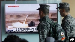 Tentara Korea Selatan menyaksikan berita tentang peluncuran misil Korea Utara yang ditayangkan di televisi di stasiun kereta api di Seoul, Korea Selatan (15/4). 