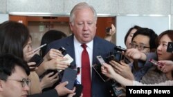 미한정상회담 준비 상황을 점검하기 위해 방한한 토머스 섀넌 미국 국무부 정무차관이 14일 서울 도렴동 외교부 청사에서 임성남 1차관과 면담을 한 후 기자들의 질문에 답하고 있다.