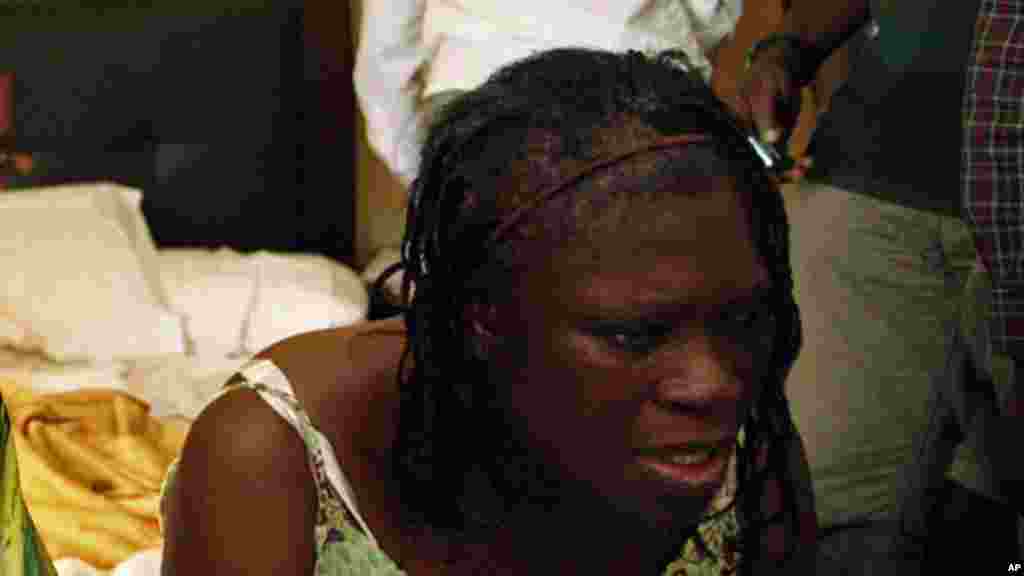 Laurent Gbagbo et sa femme Simone, détenus par les forces pro-Ouattara, le 11 avril 2011, à l'Hotel du Golf, à Abidjan