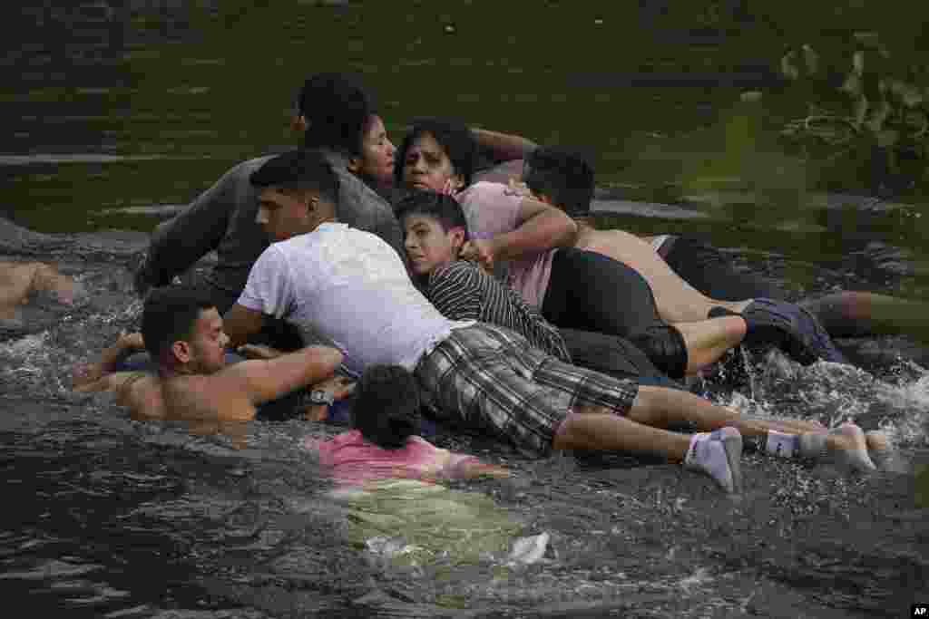 Un colchón inflable sirve de balsa a los inmigrantes para cruzar el Río Bravo hacia Estados Unidos desde Matamoros, México, el 9 de mayo de 2023. [Foto:&nbsp;Fernando Llano]