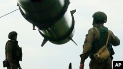 俄羅斯士兵在發射位置裝載短程彈道導彈發射器，這是6月初俄羅斯國防部發佈其軍事演習的一部分畫面，旨在訓練部隊使用戰術核武。