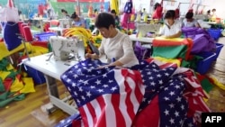 2018年7月13日，中国员工在安徽省阜阳的一家工厂缝制美国国旗。