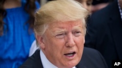 El presidente Donald Trump instruyó el lunes 22 de abril del 2019 en un memorando a su gobierno que examine formas de reducir las estancias tras la expiración de visas empresariales o de turistas, como parte del renovado enfoque para frenar la migración de cara a las elecciones.