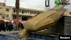 Sebuah patung ayah Presiden Bashar Al-Assad, Hafez Al-Assad, dirobohkan massa sebagai luapan kegembiraan atas kemenangan pasukan pemberontak di wilayah Raqqa (4/3).
