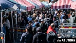 Suasana pasar di di Mollevangstorget, Malmo, Swedia, 25 April 2020. (TT News Agency/Johan Nilsson)