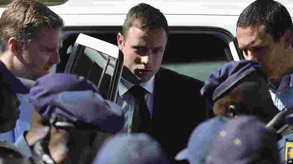 Oscar Pistorius, arrive au tribunal à Pretoria, Afrique du Sud, le mardi 21 octobre 2014.