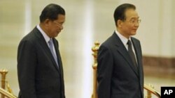 中国总理温家宝(右)与来访的柬埔寨总理洪森在北京