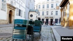 Kafe terlihat tutup ketika pemerintah Austria memberlakukan karantina wilayah secara nasional keempat karena COVID-19 di Wina, Austria, 23 November 2021. (Foto: Reuters)