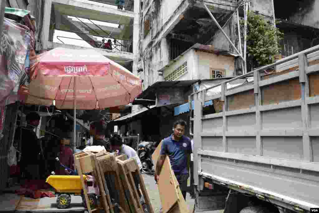 Residents of Phnom Penh's White Building move out June 6, 2017 after negotiations finished. The White Building is authorized to a Japanese development project for redevelopment. (Khan Sokummono/VOA Khmer)