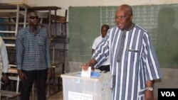 Le président du Burkina Roch Marc Christian Kabore vote pour les municipales au Burkina.