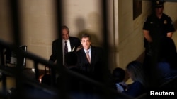 Michael Cohen, exabogado de Trump, habla con periodistas después de declarar ante el Comité de Inteligencia de la Cámara de Representantes en Capitol Hill en Washington, el miércoles.