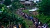 Migrantes que se dirigen al norte hacen fila para tomar un bote en Bajo Chiquito, en la provincia de Darién de Panamá, el 5 de octubre de 2023, después de cruzar caminando el Tapón del Darién desde Colombia. 
