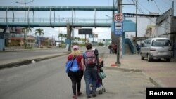 Miles de venezolanos que salieron del país huyendo de la crisis en todos los órdenes que atraviesa la nación, ahora están regresando en la medida en que se les dificulta la supervivencia y ante el peligro por el coronavirus.