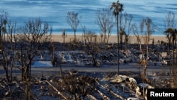Spaljeni ostaci kamp prikolica duž plaže u blizini Pacifik Palisejdsa u Los Angelesu, Kalifornija, 15. januar, 2025. (Foto: Reuters/Mike Blake)