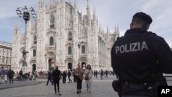 Soldados patrullan frente a la catedral de Milán el lunes 25 de marzo de 2024. Italia y Francia intensificaron la seguridad tras el reciente atentado en Rusia.