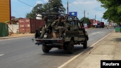 Un convoi des forces de sécurité guinéennes patrouille dans une rue, en Guinée, 4 novembre 2023.