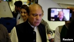 نواز شریف کی لندن سے لاہور آمد کے دوران جہاز میں لی گئی تصویر