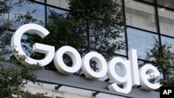 En esta imagen de archivo, el logo de Google en la entrada de las nuevas oficinas de la compañía en Nueva York, el 6 de septiembre de 2023.