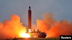 북한 관영 조선중앙통신이 '중장거리 전략탄도로케트 화성-10'(무수단 미사일)의 시험발사 사진을 공개했다.