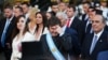 El presidente Javier Milei saluda tras asumir el cargo el 10 de diciembre de 2023 en Buenos Aires, Argentina.
