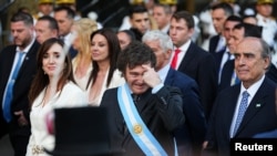 El presidente Javier Milei saluda tras asumir el cargo el 10 de diciembre de 2023 en Buenos Aires, Argentina.