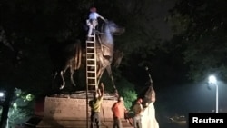 Workers remove the monuments to Robert E. Lee, commander of the pro-slavery Confederate army in the American Civil War, and Thomas "Stonewall" Jackson, a Confederate general, from Wyman Park in Baltimore, Maryland, U.S. Aug. 16, 2017. 