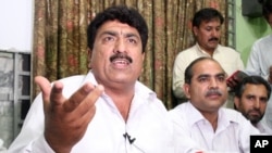 Jamil Afridi , à gauche, frère du médecin pakistanais , Shakil Afridi , aucours d’une conférence de presse à Peshawar , au Pakistan , le 28 mai 2012.