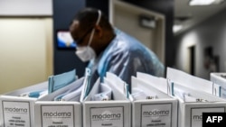 Les fichiers de protocole de la société de biotechnologie Moderna pour les vaccinations contre le COVID-19 sont conservés dans les centres de recherche d'Amérique à Hollywood, en Floride, le 13 août 2020.