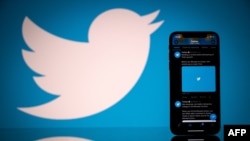 Esta foto de archivo tomada el 26 de octubre de 2020, muestra el logotipo de la red social estadounidense Twitter en la pantalla de un teléfono inteligente y una tableta en Toulouse, sur de Francia.