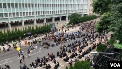 2019年6月27日抗议者聚集在律政司入口处 （美国之音谭嘉琪拍摄）
