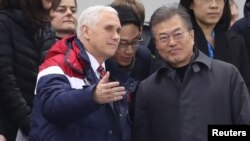 美國副總統彭斯和南韓總統文在寅在平昌冬奧會上觀看體育比賽（2018年2月10日）