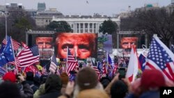 ARCHIVO - Partidarios de Trump participan en un mitin el 6 de enero de 2021 en Washington. Poco después, miles invadirían de manera violenta el cercano Capitolio.