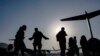 En esta imagen proporcionada por la Fuerza Aérea, aviadores estadounidenses guían a los evacuados a bordo de un C-17 Globemaster III en el Aeropuerto Internacional Hamid Karzai, en Kabul, Afganistán, el 24 de agosto de 2021.
