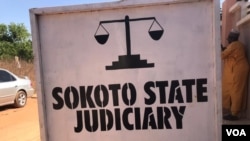Un panneau indiquant la limite de l'Etat de Sokoto, au Nigeria, le 16 décembre 2021. (VOA)