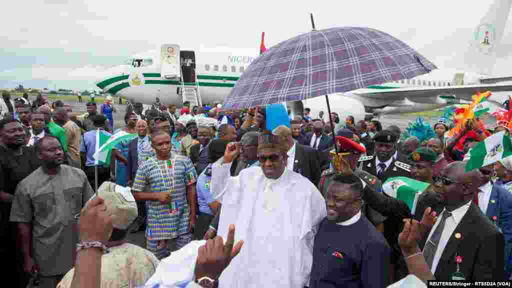 Jama'a Sun Tarbi Shugaba Muhammadu Buhari A Filin Jirgin Sama Na Calabar Dake Jahar Cross River, Yayin Da Ya Je Kaddamar Da Sabuwar Babbar Hanyar Da Aka Gina A jahar, Oktoba 21, 2015. 