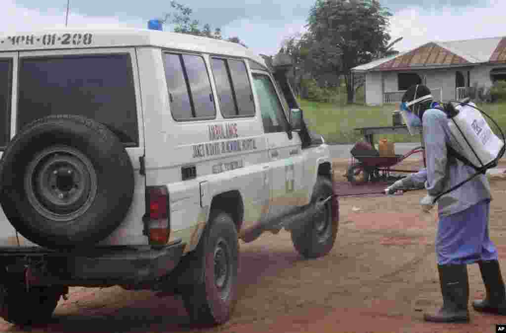 Un agent de la santé désinfecte l’ambulance après avoir transporté deux malades suspectés d’être infecté du virus Ebola, dans le faubourg de Monrovia, Liberia, le 1er juillet 2015.