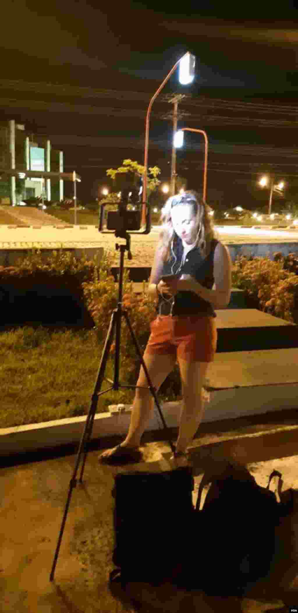 VOA Noticias Celia Mendoza y Alejandra Arredondo pasaron 11 días en las líneas fronterizas entre Venezuela, Brasil, Colombia y Ecuador informando sobre el éxodo de venezolanos en la región. (Alejandra Arredondo, Celia Mendoza – VOA) https://www.voanoticias.com/a/venezuela-frontera-ecuador-colombia/4541245.html 