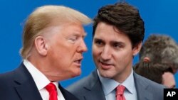 ARCHIVO - El presidente de Estados Unidos, Donald Trump, a la izquierda, y el primer ministro canadiense, Justin Trudeau, hablan antes de una mesa redonda de la OTAN en el hotel y resort The Grove en Watford, Hertfordshire, Inglaterra, el 4 de diciembre de 2019.