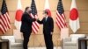 El primer ministro japonés, Yoshihide Suga, (der) y el secretario de Estado de Estados Unidos, Mike Pompeo, durante una reunión de líderes de Asia Pacífico en Tokio el 6 de octubre de 2020.