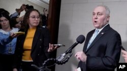 被提名為眾議院新議長的共和黨人史蒂夫·斯卡利斯正在和記者講話。（2023年10月11日）