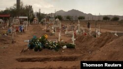 Tumbas recién excavadas en el cementerio El Centinela, en medio de la pandemia de la enfermedad por coronavirus (COVID-19), en Mexicali, México, el 23 de marzo de 2021.