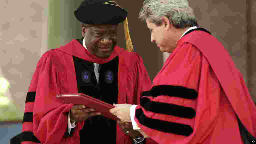 Denis Mukwege, de la République démocratique du Congo, reçoit diplôme des mains du vice-président et secrétaire de l'Université de Harvard, Marc Goodheart, au cours d'une cérémonie à Cambridge, le 28 mai 2015.