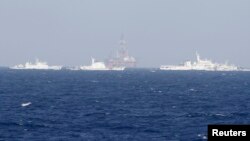 资料照片：中国海警船在中国石油钻井平台981号周围巡逻。
