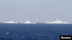 南中国海上中国海警船环绕的“981”钻井平台（2014年5月14日）