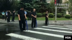 北京当局2018年8月6日出动警力阻截维权请愿者（美国之音叶兵）