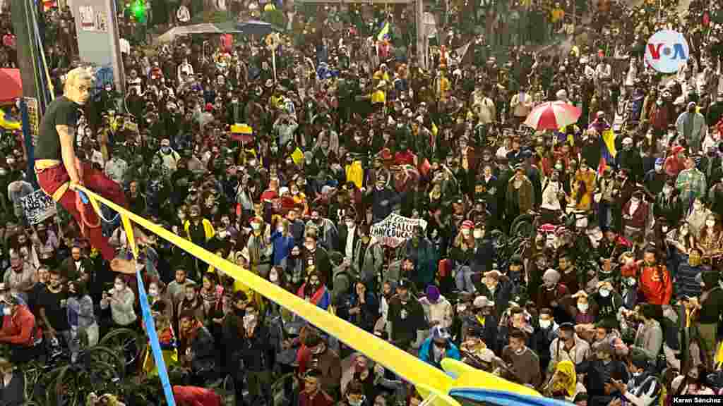 Las manifestaciones del miércoles contrastaron con otras jornadas violentas, que según la Defensoría del Pueblo, dejan 42 víctimas mortales. No obstante, organizaciones locales continuaron denunciando abusos y enfrentamientos.
