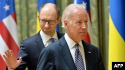 AQSh prezidenti Jo Bayden (oldingi planda) va Ukraina muvaqqat bosh vaziri Arseniy Yatsenyuk Kiyevda, 22-aprel, 2014-yil